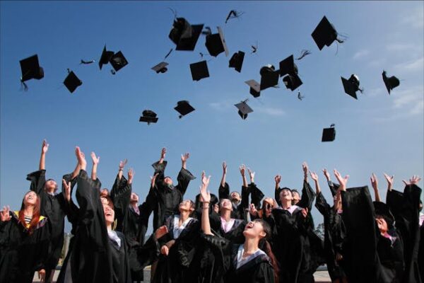 THE ULTIMATE GUIDE TO CELEBRATING GRADUATION